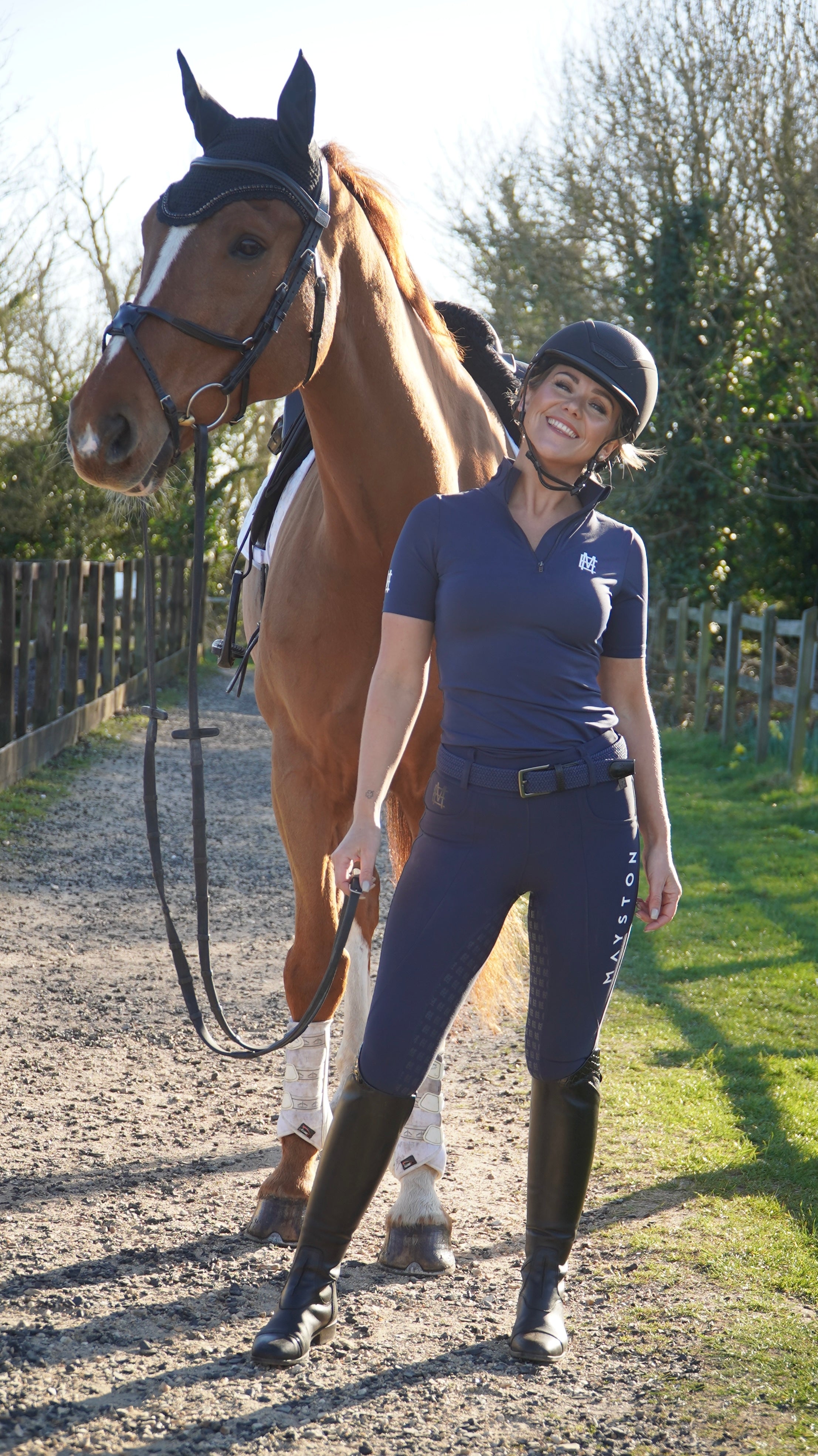 Premium dark blue navy breeches with a Full Silicone seat. Stretch high waisted Jodhpurs. Deep pockets, supportive, comfortable and compression quality fabric. Elegant detailing with subtle branding.