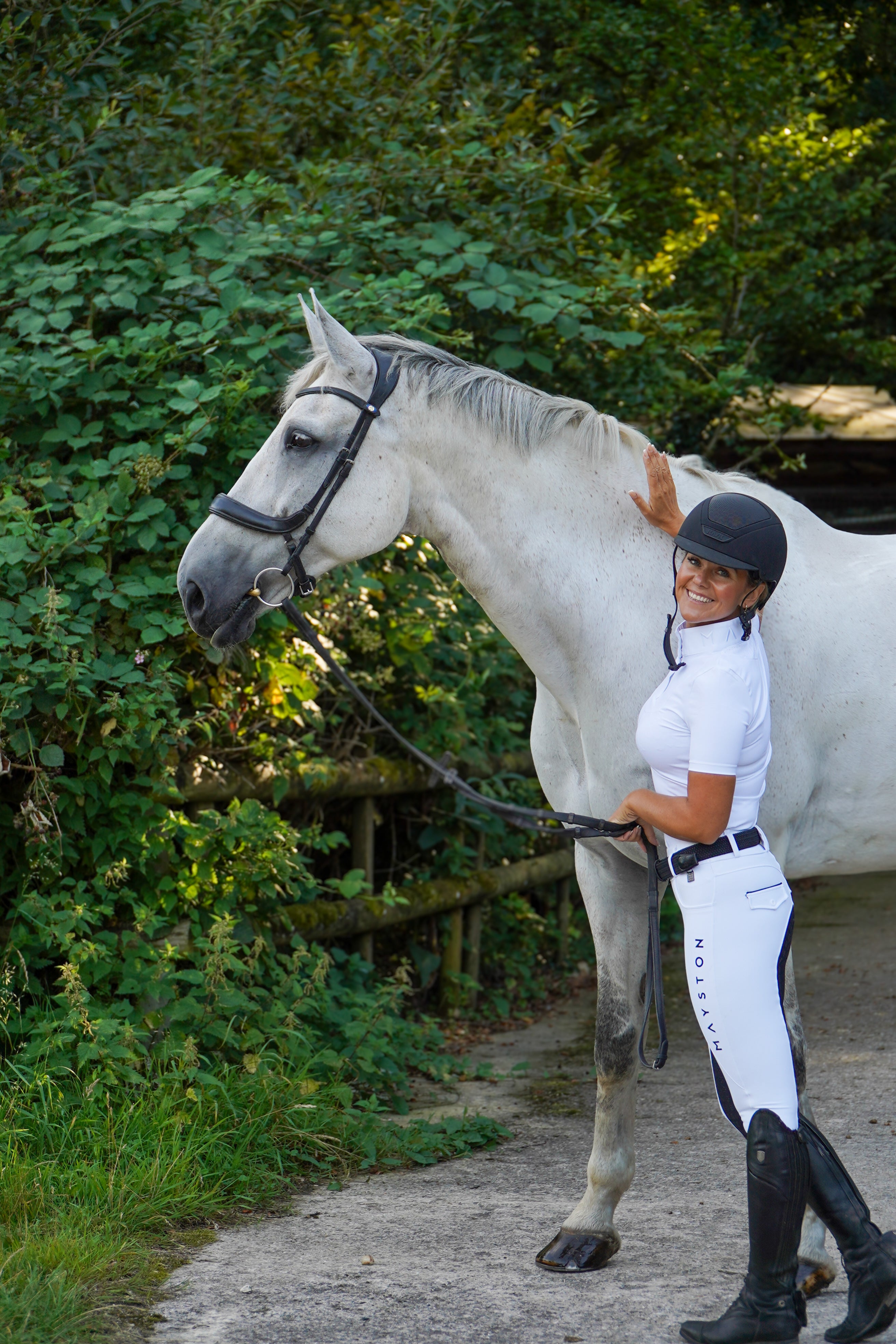 Premium white competition breeches with a black seat. Stretch high waisted Jodhpurs. Deep pockets, supportive, comfortable and compression quality fabric. Elegant detailing with subtle branding.