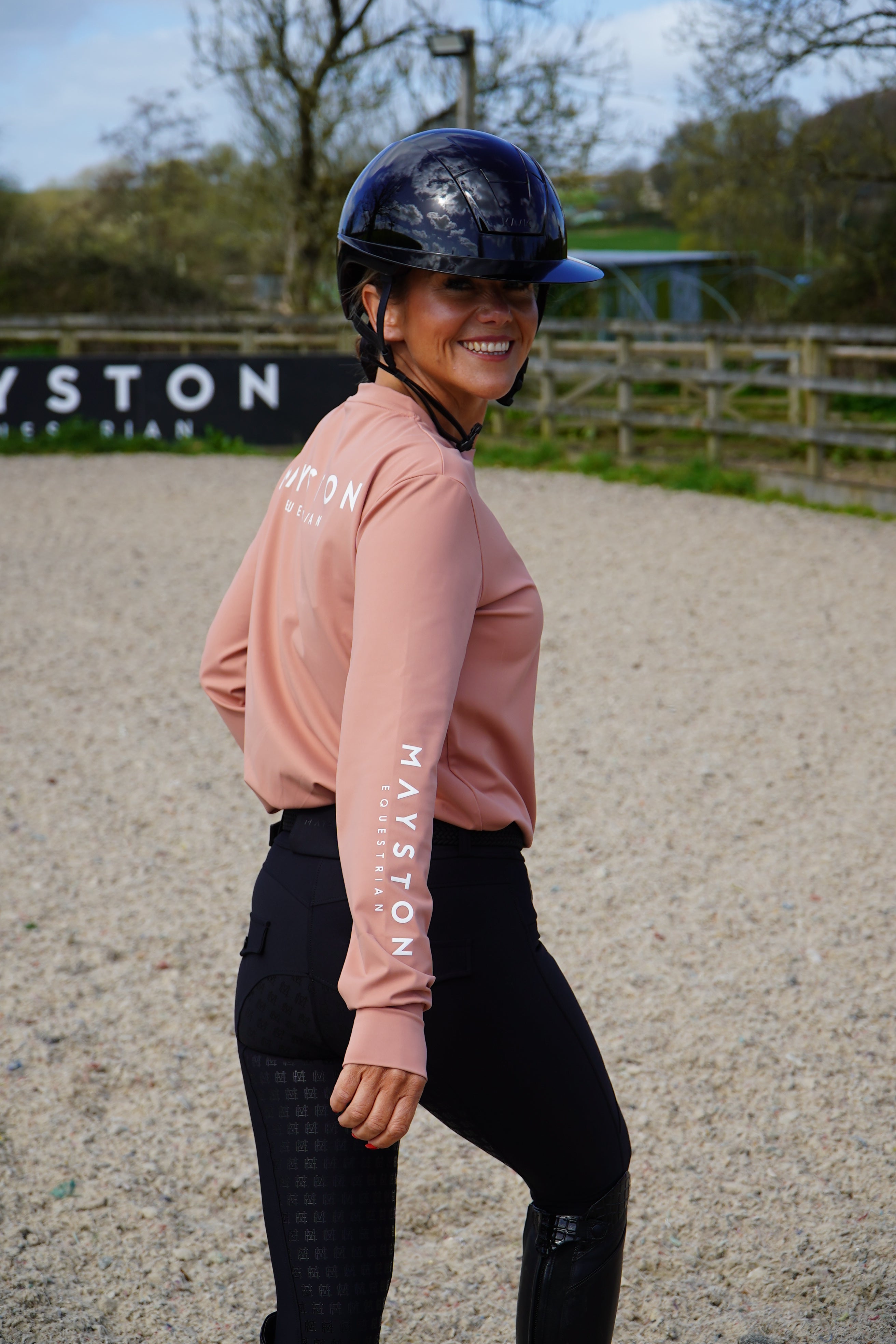 Crafted from a luxuriously soft technical sports fabric in a breathable nylon blend with stretch, it offers a smooth, lightweight feel that moves effortlessly with you — from stable life to everyday wear. Badminton Blush long sleeve durlston, relaxed fit, not base layer style