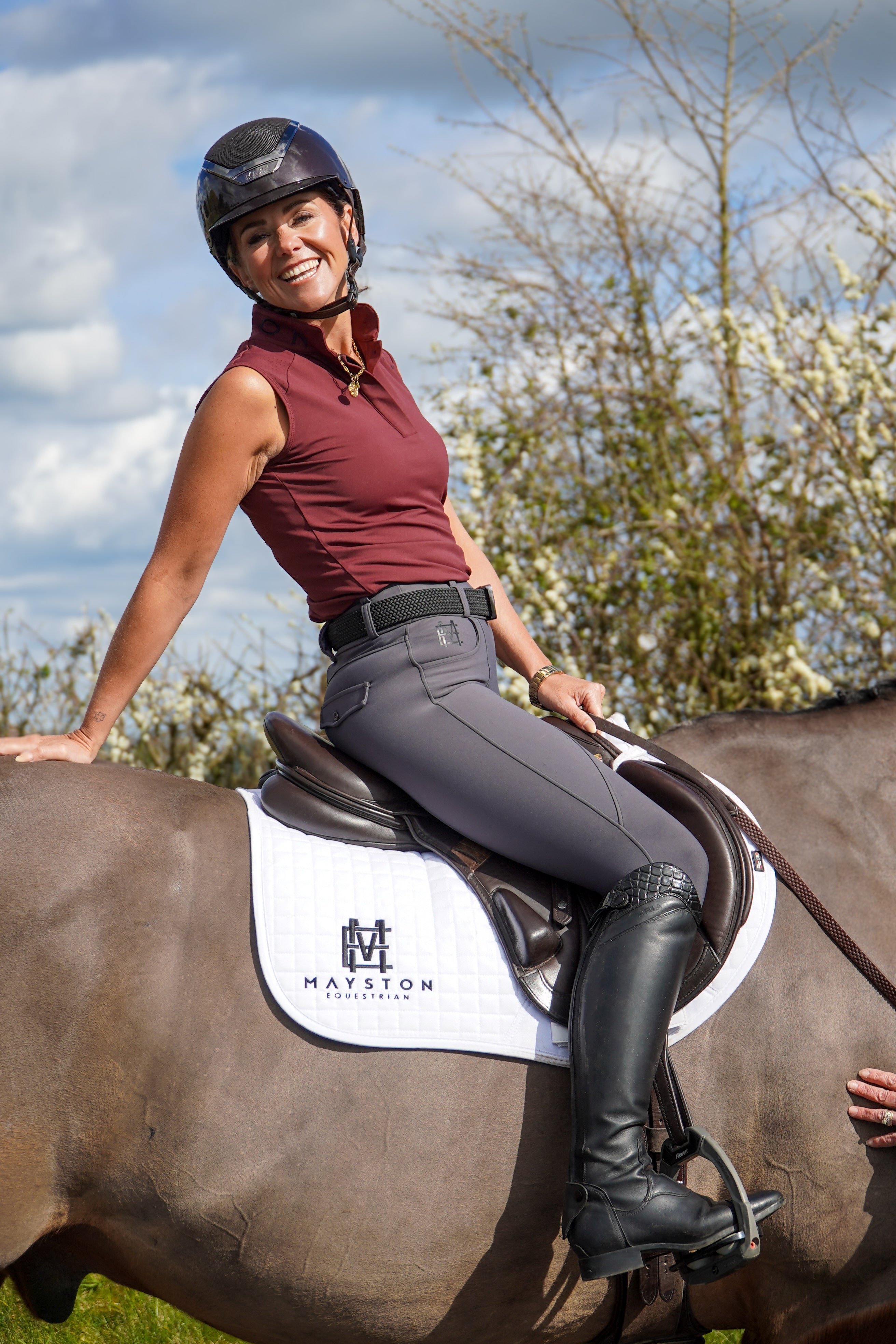 Burgundy sandford sleeveless base layer. Ultra-soft technical sport fabric. Breathable and lightweight for warmer weather. Flattering athletic fit
Signature black branded Mayston collar. Subtle gloss shoulder logo detail. Sleeveless design for unrestricted movement. 