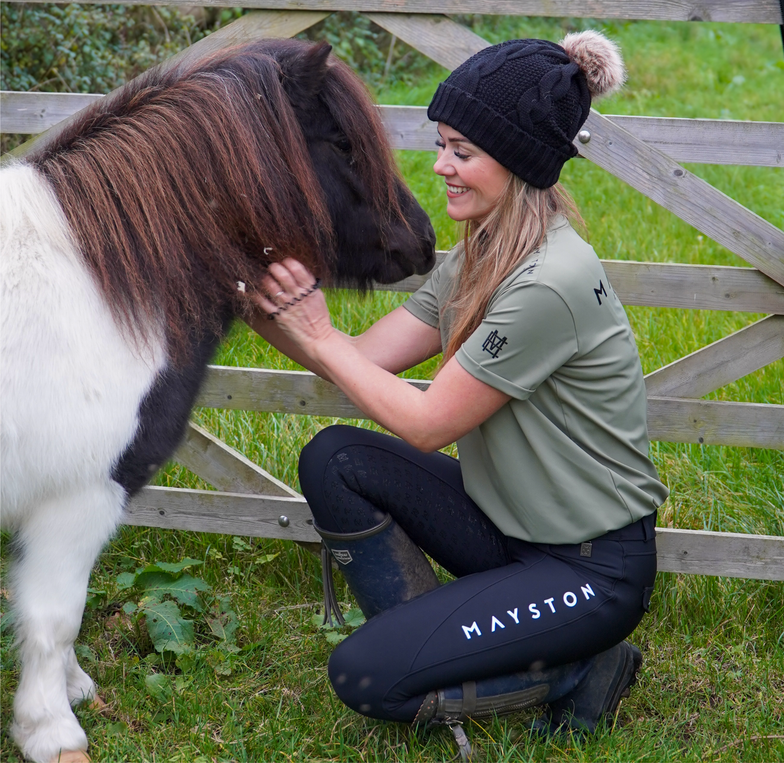 luxury green quality t shirt and fabric is specially crafted for active duty, providing flexibility and ease of movement for any busy lifestyle. An ideal choice for a day at the yard, in the saddle, or during your grooming duties, its loose-fitting design guarantees complete freedom.
