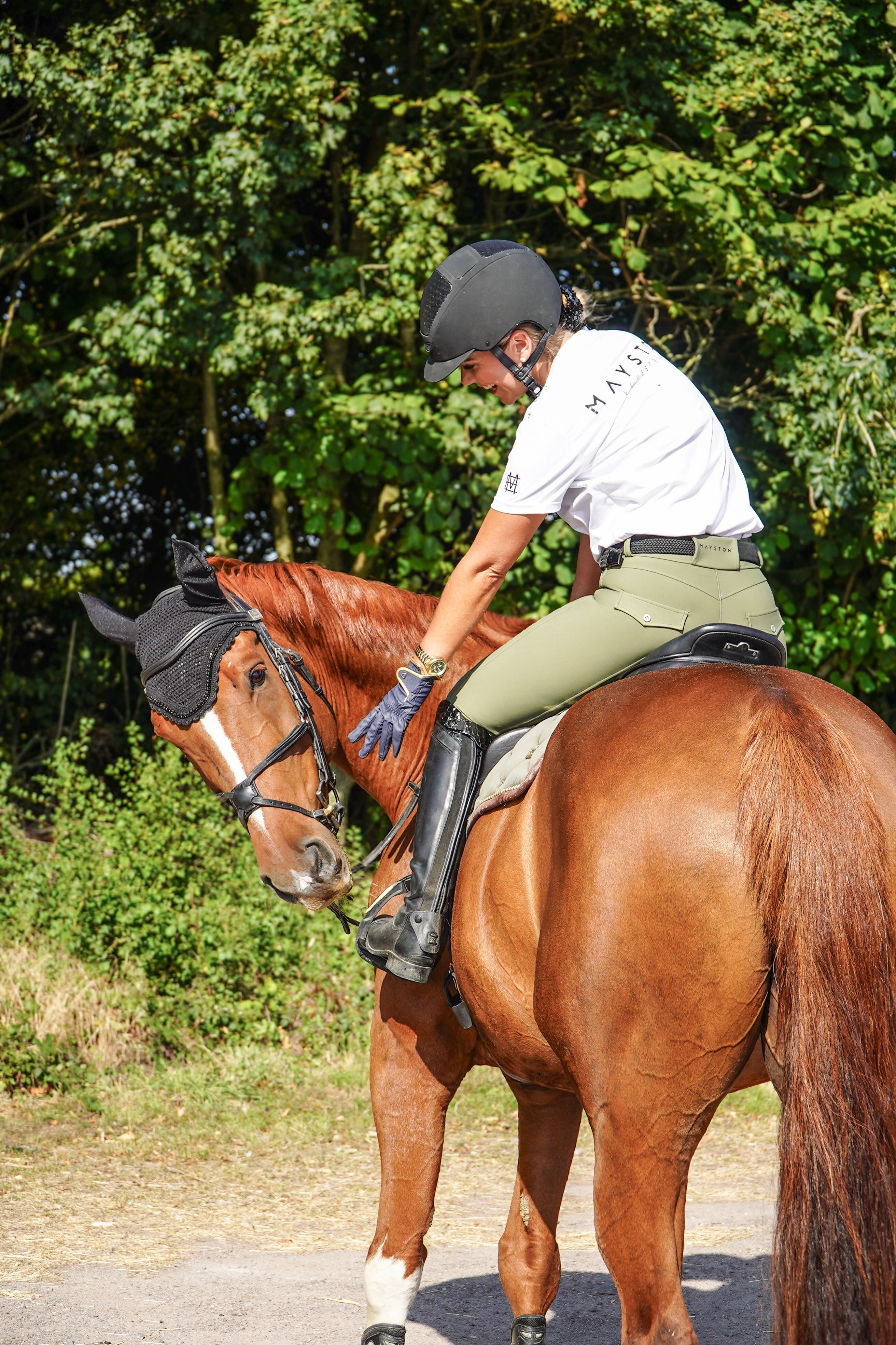 Premium Green breeches with a Full Silicone seat. Stretch high waisted Jodhpurs. Deep pockets, supportive, comfortable and compression quality fabric. Elegant detailing with subtle branding. Seamus Green