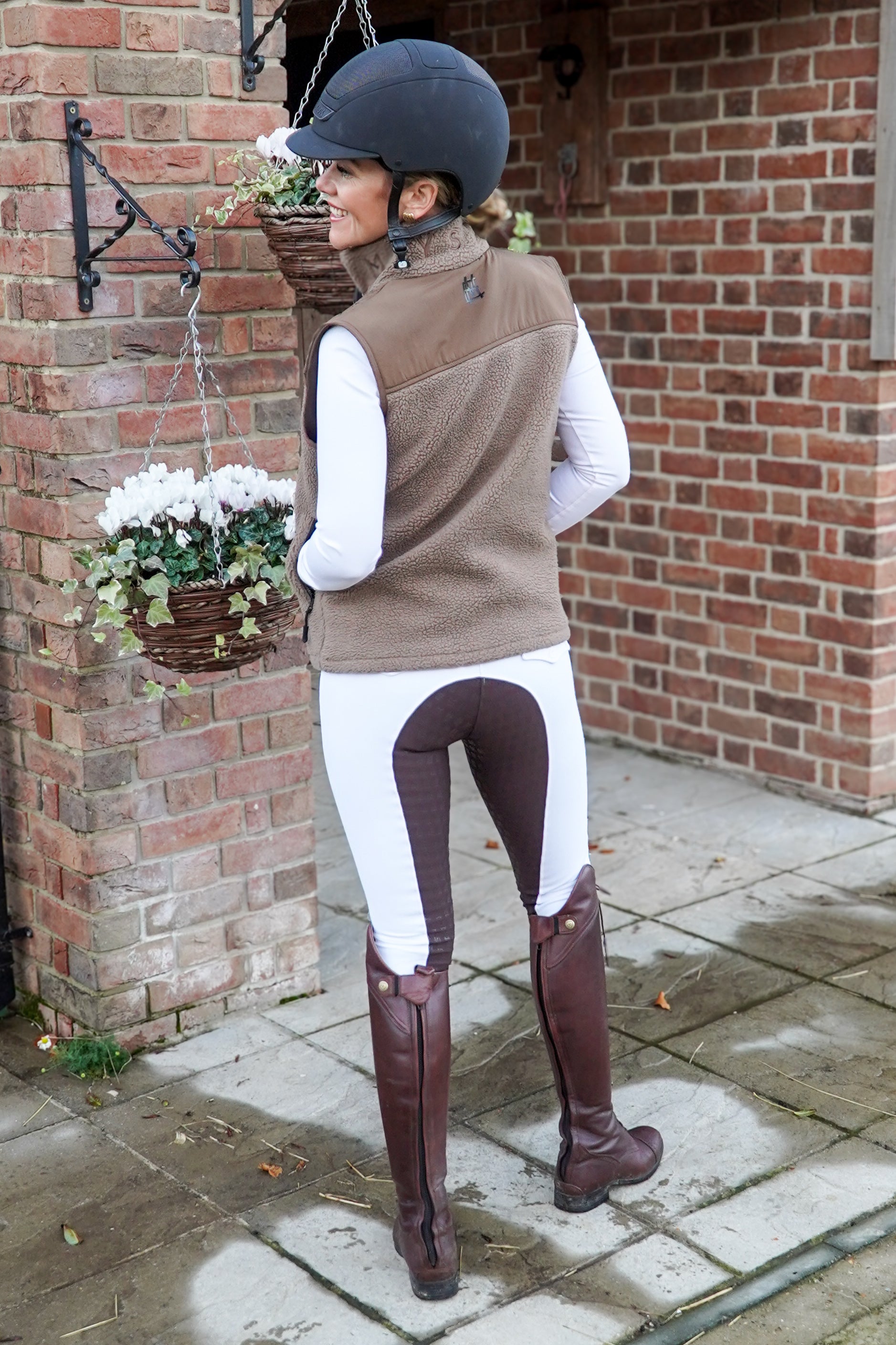 Premium white competition breeches with a brown seat. Stretch high waisted Jodhpurs. Deep pockets, supportive, comfortable and compression quality fabric. Elegant detailing with subtle branding.