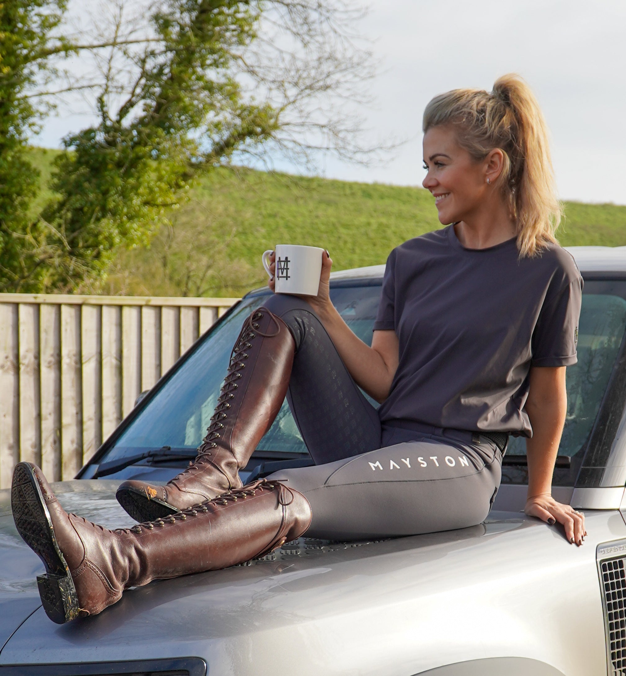 Premium Grey breeches with a Full Silicone seat. Stretch high waisted Jodhpurs. Deep pockets, supportive, comfortable and compression quality fabric. Elegant detailing with subtle branding. 