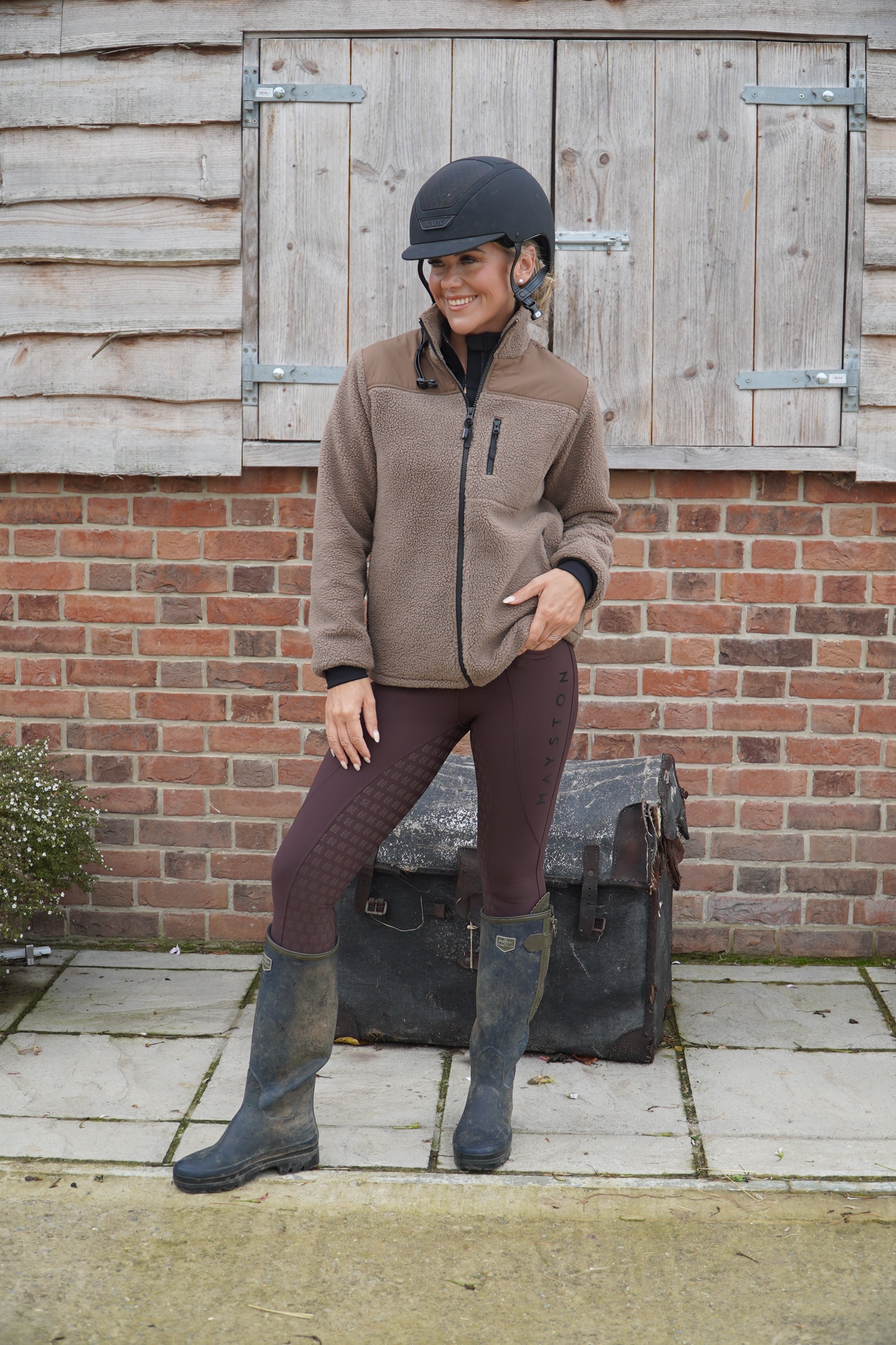 Premium breeches with a Full Silicone seat. Stretch high waisted Jodhpurs. Deep pockets, supportive, comfortable and compression quality fabric. Elegant detailing with subtle branding. 