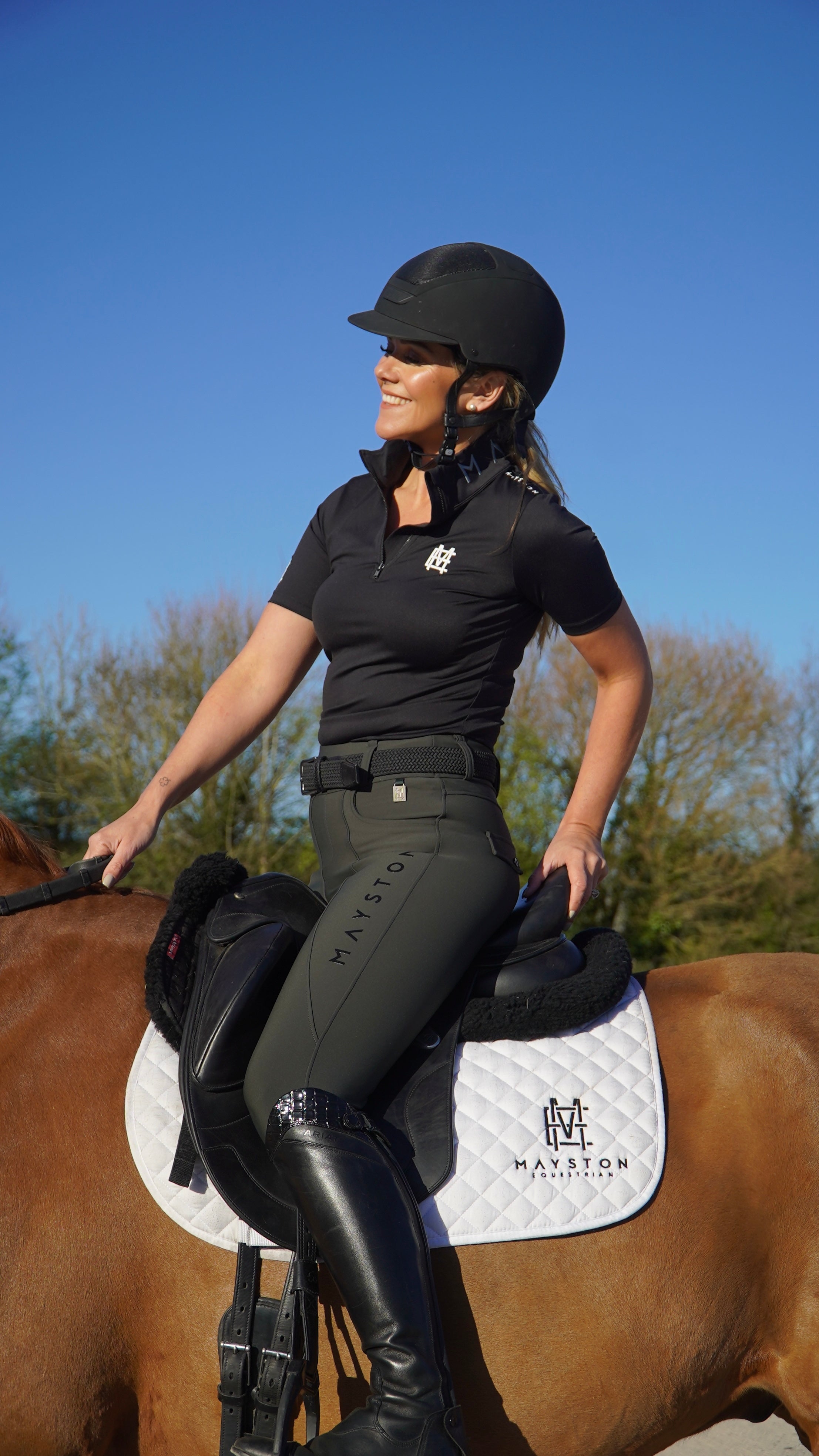 Premium Dark Green breeches with a Full Silicone seat. Stretch high waisted Jodhpurs. Deep pockets, supportive, comfortable and compression quality fabric. Elegant detailing with subtle branding. Hunter Green
