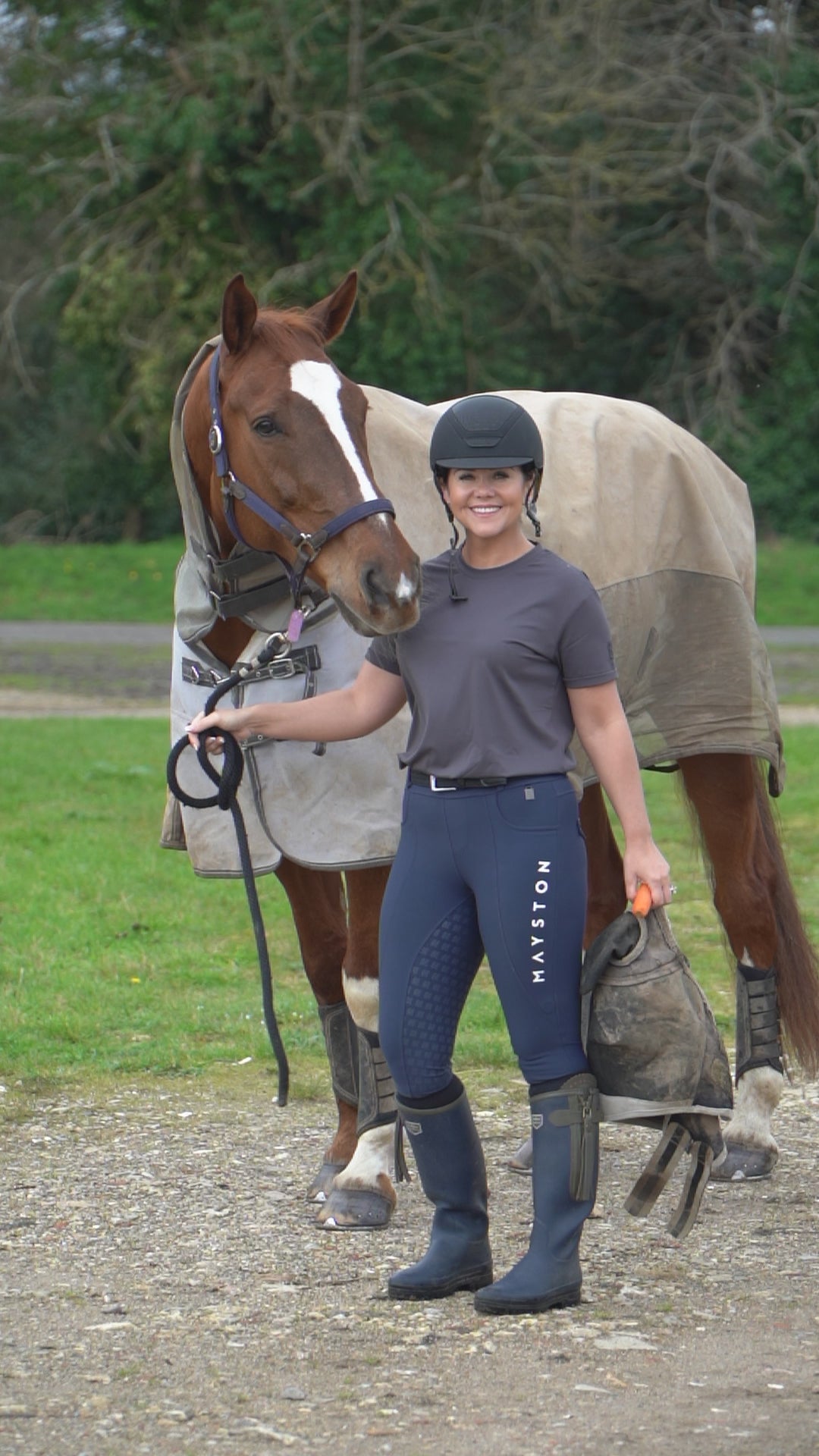 luxury quality t shirt and fabric is specially crafted for active duty, providing flexibility and ease of movement for any busy lifestyle. An ideal choice for a day at the yard, in the saddle, or during your grooming duties, its loose-fitting design guarantees complete freedom.